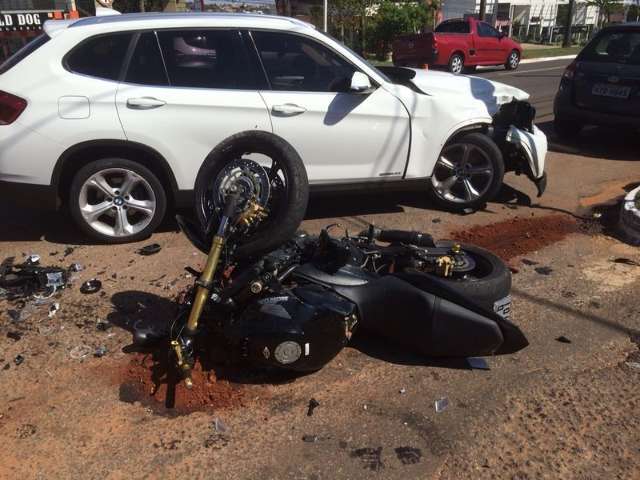 Hornet fica destru&iacute;da em acidente com BMW na Afonso Pena