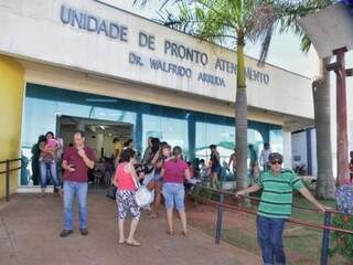 Pacientes na frente da UPA do Coronel Antonino, uma das unidades com ponto estragado. (Foto: Fernando Antunes/Arquivo).
