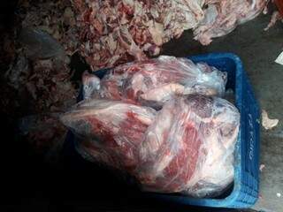 Carne estava escondida entre ossos e retalhos (Foto: Divulgação)