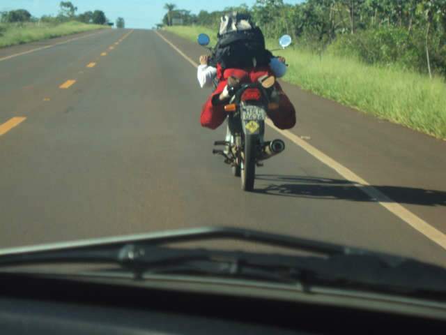  Leitora flagra motociclista em manobras arriscadas em rodovia