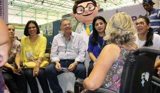 Secretaria de Saúde Nelson Tavares (centro) em roda de conversa com mulheres. (Foto: Divulgação)