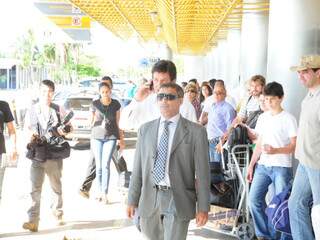 Romário desembarcou por volta das 13h40 no Aeroporto Internacional. (Foto: Rodrigo Pazinato)