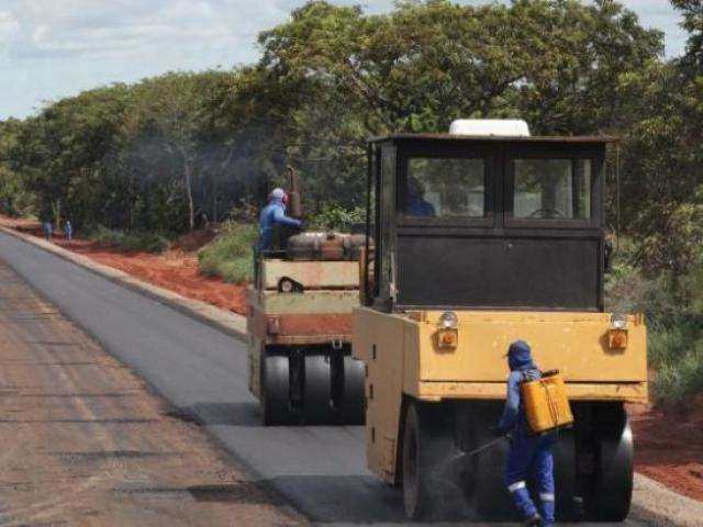 Come&ccedil;a pavimenta&ccedil;&atilde;o do &uacute;ltimo trecho sem asfalto de anel rodovi&aacute;rio da MS-010