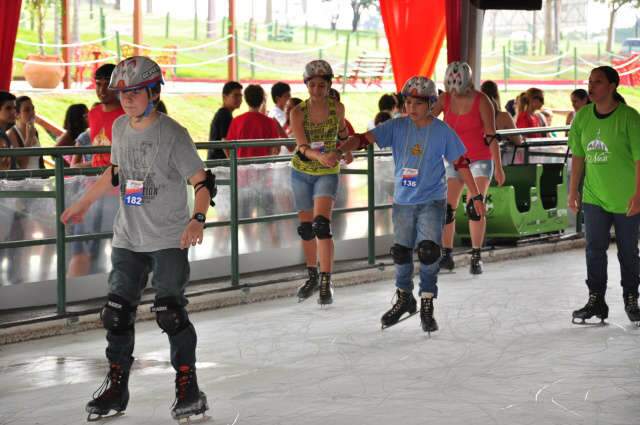  Crian&ccedil;as lotam pista de patina&ccedil;&atilde;o no gelo na Cidade do Natal 