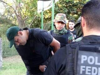 Anilson, no momento em que foi entregue em 28 de junho, pela Polícia Boliviana à Polícia Federal. (Foto: Diário Corumbaense) 