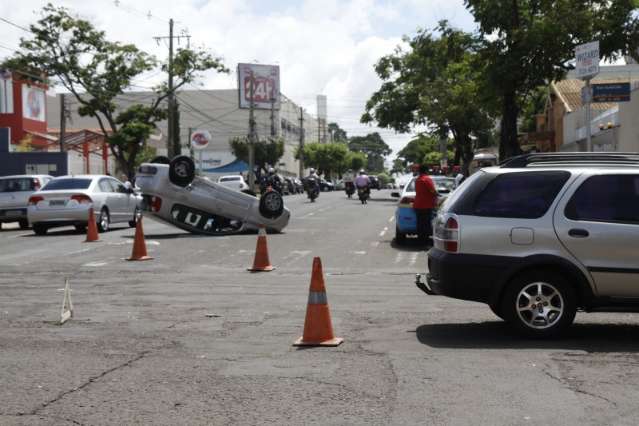 Carro capota depois de motorista &ldquo;furar&rdquo; sinal vermelho na Alagoas