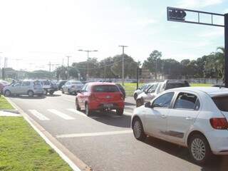 Quando semáforo fecha, muitos motoristas acabam atrapalhando o fluxo de veículos na Duque de Caxias (Foto: Marcos Ermínio)