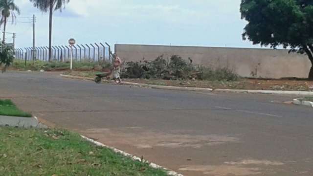 Homem joga lixo em terreno ap&oacute;s ser limpo e vizinhos reclamam