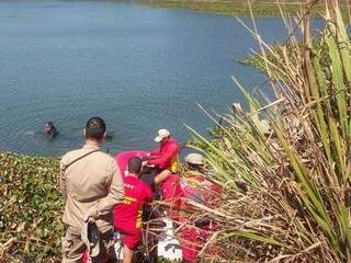 Homens do Corpo de Bombeiros fazem buscas em lagoa no distrito Nova Itamarati (Foto: Direto das Ruas)
