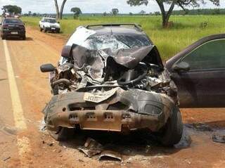 Frente do carro ficou completamente destruída e passageira morreu no local do acidente. (Foto: PRF/ Divulgação)
