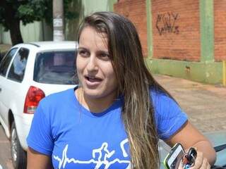 Aline Lopes do Nascimento foi surpreendida pela reação do pedinte ao lhe dar dinheiro (Foto: Simão Nogueira)