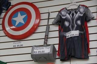 Entre as opções mais procuradas para meninos está a fantasia do Thor. Roupa e martelo, juntos, custam R$ 168. (Foto: Marcos Ermínio)