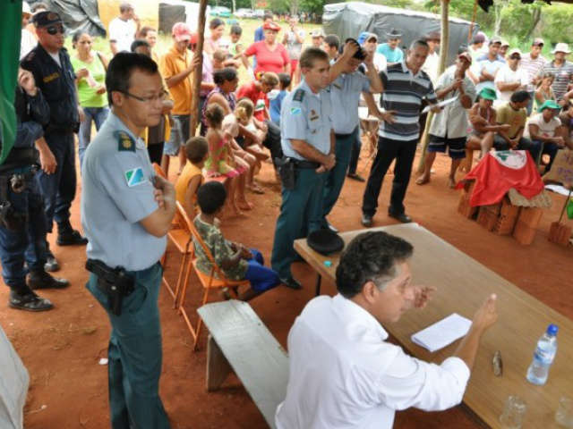  De forma pac&iacute;fica, sem-terra iniciam desocupa&ccedil;&atilde;o de fazenda em Bataypor&atilde; 