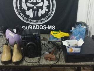 Produtos furtados e a marreta usada para quebrar portas de vidro (Foto: Divulgação)