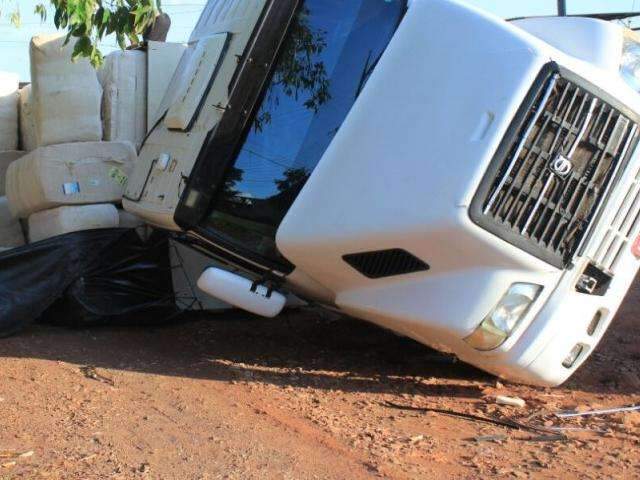 Carreta vira ao tentar manobrar em rua esburacada no Jardim Itamarac&aacute;