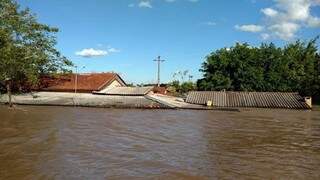 Em Ivinhema, quatro famílias precisaram deixas as casas devido a cheia do rio. (Foto: Ivi Notícias)