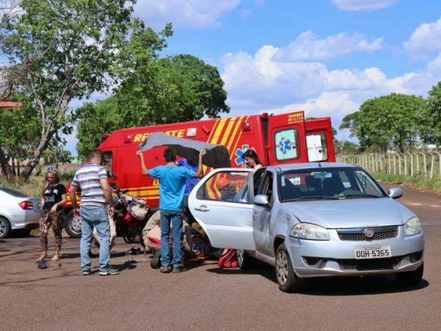 Motociclista desmaia e fica ferido em colis&atilde;o com Fiat Siena