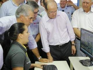 Governador acompanha sistema de monitoramento instalado em Dourados (Foto: Divulgação)