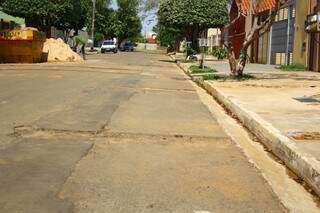 Rua está com o asfalto todo cortado para a implantação da rede de esgoto (Foto: Marcos Ermínio)