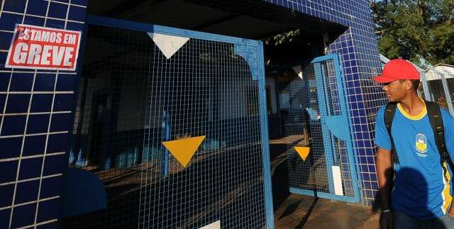Greve continua e cinco escolas funcionam sem quadro completo de professores