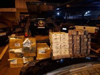 Pol&iacute;cia apreende quatro carros com contrabando em estrada vicinal