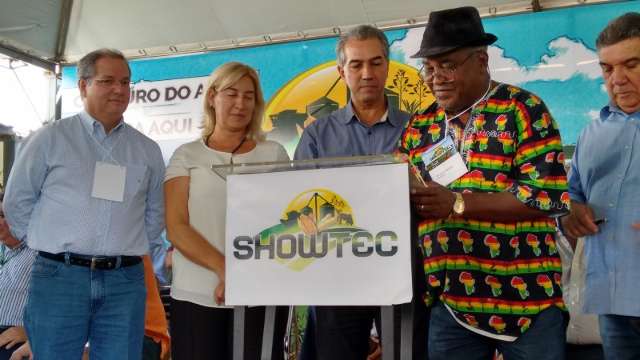 Azambuja assina contrato para constru&ccedil;&atilde;o de casas em comunidade quilombola