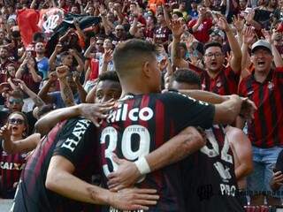 Jogadores do Furacão vibram com goleada sobre o rival (Foto: Miguel Locatelli/Site Oficial)