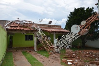 Antena caiu em cima de casa durante a chuva. (Foto: Luciana Aguiar/Costa Rica em Foco)
