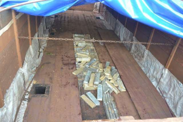 PRF desconfia de carroceria nova e descobre 3 toneladas de maconha