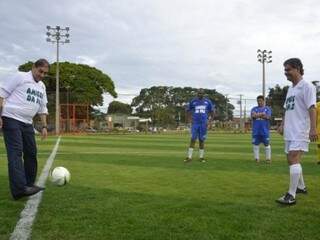 Alcides Bernal e Nelsinho Trad em bate-bola durante o evento Amigo da Paz, no sábado. (Foto: Francisco Junior)