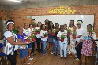 As alunas posaram para a foto com as flores nas mãos (Foto: Alana Portela)