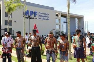 Índios na porta do MPF, nesta manhã