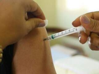 Paciente sendo vacinado contra gripe. (Foto: André Bittar/Arquivo)