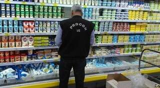 Fiscal do Procon durante ação que recolheu produtos vencidos de supermercado da Capital (Foto: Sedhast)