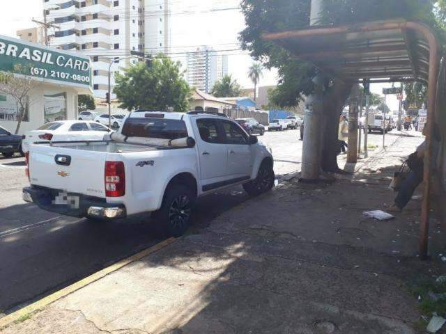 Em pleno hor&aacute;rio de pico, condutor estaciona camionete em ponto de &ocirc;nibus