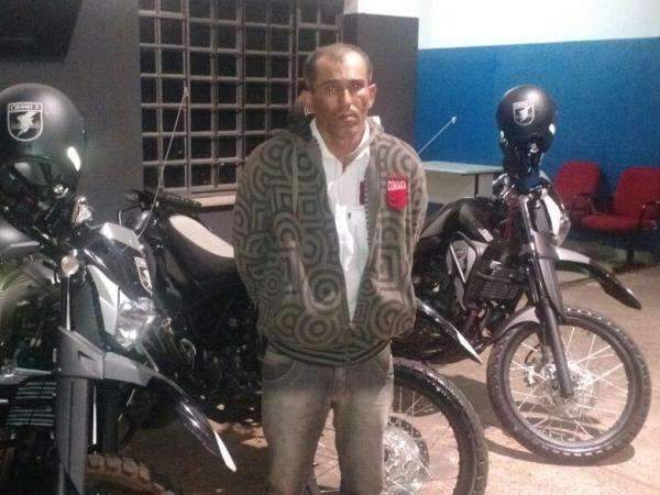 Ap&oacute;s assaltos, dois homens s&atilde;o presos e dois carros recuperados 