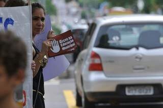 Eles também distribuíram panfletos aos motoristas no Centro (Foto: Alcides Neto)