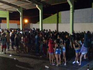 Em megaopera&ccedil;&atilde;o, pol&iacute;cia acaba com baile funk, recupera motos e prende 2