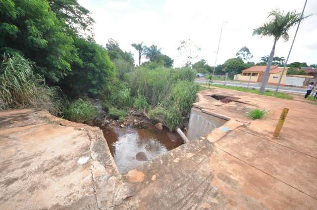 Travessia no Parque Linear do Caba&ccedil;a oferece risco a pedestres e ciclistas