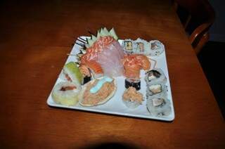 Grande variedade de sushi no jantar.