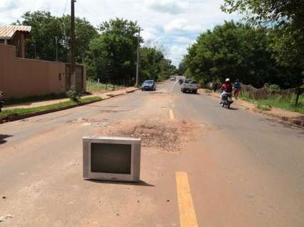 Onde motociclista morreu, televisão é usada para avisar sobre buracos