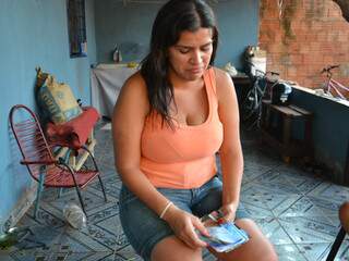 Com as fotos em mãos, Kamila disse que pretende entrar na justiça contra o hospital. (Foto: Simão Nogueira)
