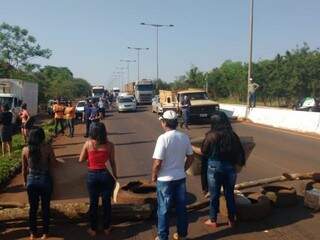 Rodovia MS-156 continua bloqueada entre Dourados e Itaporã (Foto: Adilson Domingos)