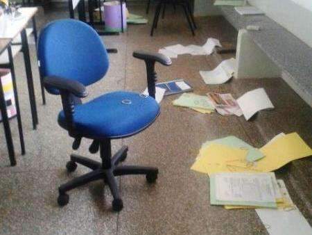 Bandidos invadem escola, furtam dinheiro de rifa e ainda consomem refrigerantes