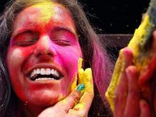 Para o evento no Brasil, a organização importou cinco toneladas de pó colorido.