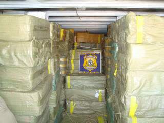  PRF flagra caminhão com 15 toneladas de mercadorias contrabandeadas de Ponta Porã