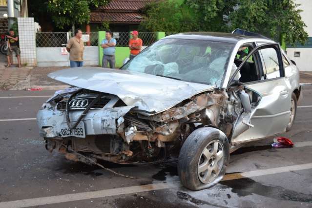 Motorista colide carro em 3 ve&iacute;culos e faz outro capotar na Afonso Pena 