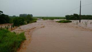Chuvas destruíram estradas, pontes e causaram erosões em vários lugares de Caracol. (Foto: Divulgação)