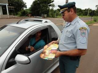 Policial durante fiscalização na rodovia. (Foto: divulgação) 