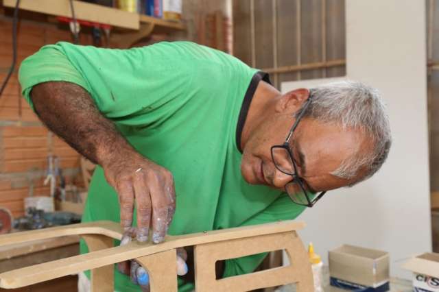 Com acabamento caprichado, Valdir faz sucesso vendendo cadeiras e mesas infantis